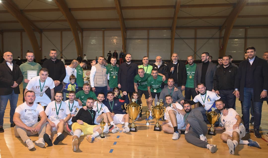 SJEĆANJE NA MUFTIJU: Održan Memorijalni turnir u malom
fudbalu u Sjenici